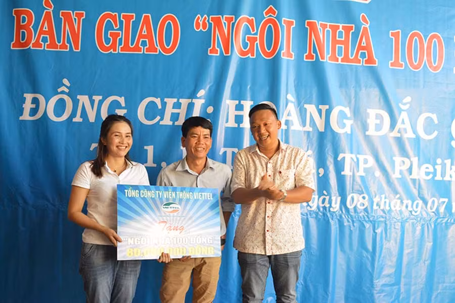  Phó Giám đốc Chi nhánh Viettel trao số tiền hỗ trợ 80 triệu đồng. Ảnh: Anh Huy