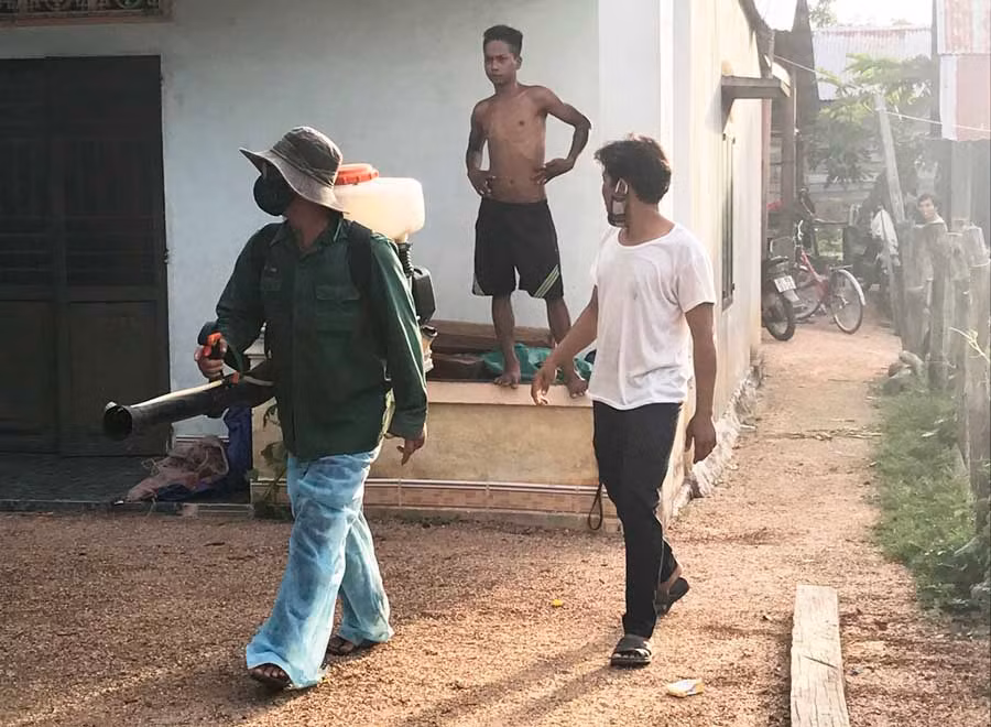  Trung tâm Y tế Phú Thiện phun hóa chất diệt muỗi. Ảnh: Đức Phương