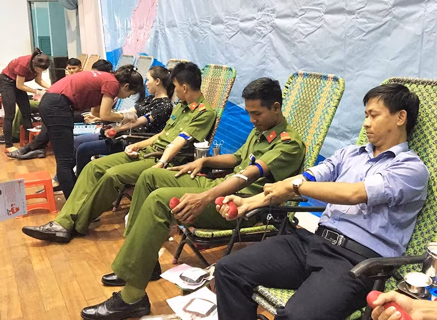 Đông đảo các cán bộ, tầng lớp nhân dân đến tham gia ngày hội Giọt hồng Cao Nguyên. Ảnh: Phương Linh