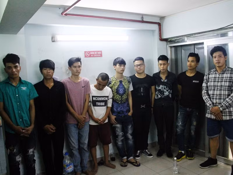 Nhóm đối tượng sau đó đã được đưa về trụ sở công an để làm rõ. Nhóm đối tượng sau đó đã được đưa về trụ sở công an để làm rõ.
