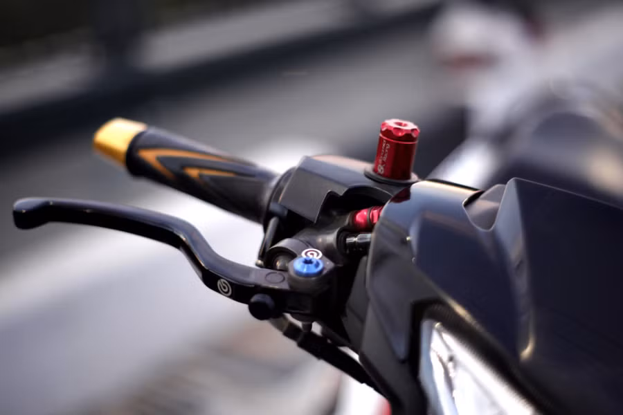 Cùm tay thắng Brembo GP, bình dầu Bonamici Racing, chụp cốt bánh trước DMV. Cùm tay thắng Brembo GP, bình dầu Bonamici Racing, chụp cốt bánh trước DMV.