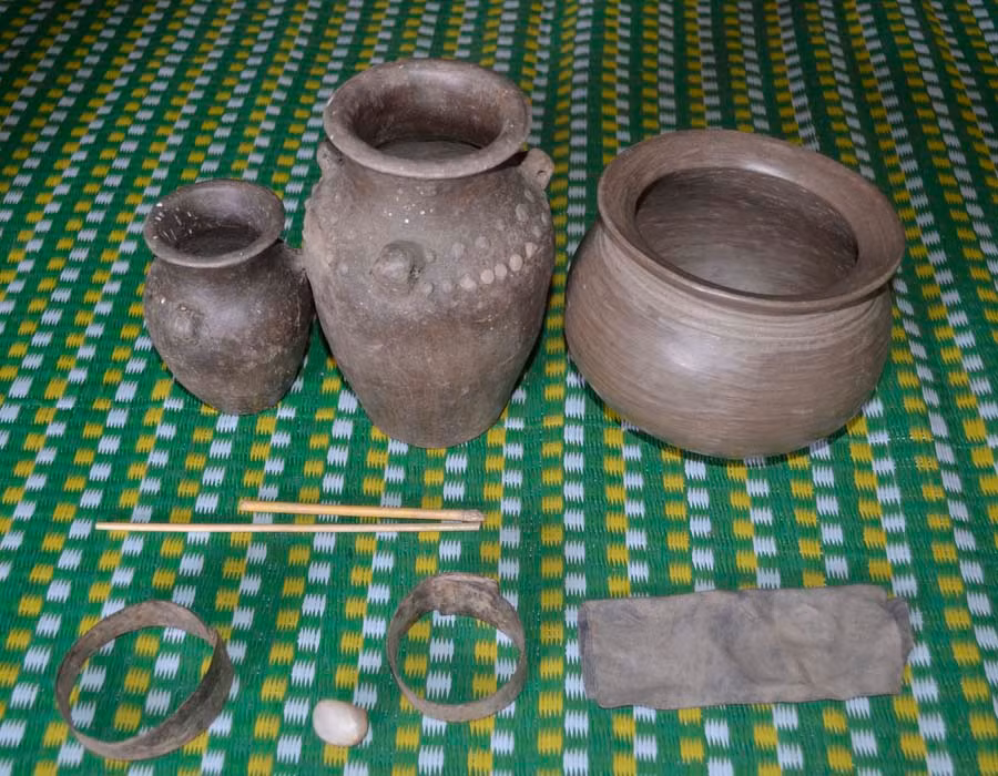 Các vật dụng (tre, đá, vòng đồng) dùng để chế tác sản phẩm gốm. Ảnh: Dạ Yến Thảo