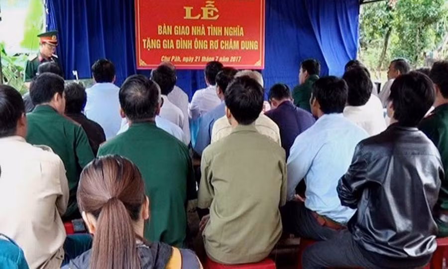  Toàn cảnh lễ bàn giao nhà tình nghĩa cho gia đì_nh ông Rơ Châm Dung. Ảnh: Đ.Y