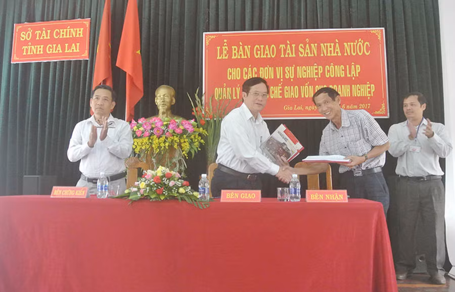  Sở Tài chính và các đơn vị ký biên bản giao tài sản Nhà nước. Ảnh: Sơn Ca
