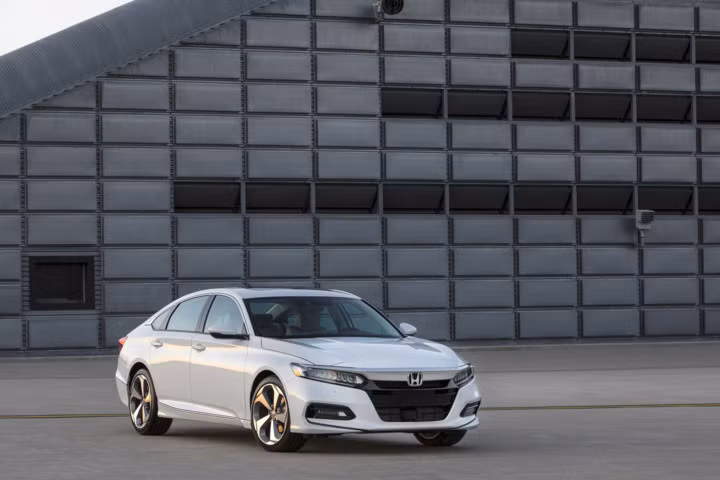 Về thiết kế, Honda Accord 2018 mang nhiều đường nét giống với người 