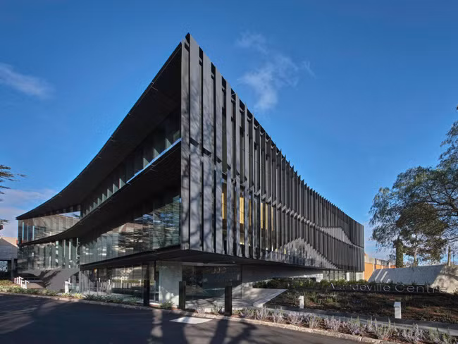 Trung tâm Mandeville ở Toorak (Australia) có thiết kế bên ngoài đầy góc cạnh và sắc nét nhưng bên trong lại khác hoàn toàn. Bạn sẽ được đắm mình trong hệ thống nội thất đầy màu sắc và tận hưởng kiến trúc mới lạ với những bức tường bằng gỗ nhẹ.