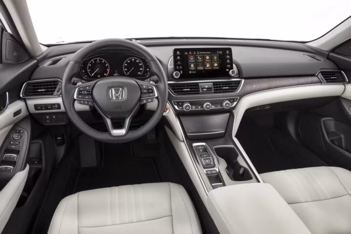 Nội thất của Honda Accord 2018 cũng được thiết kế mang nhiều nét hiện đại. Vô lăng ba chấu thể thao tích hợp các phím điều khiển, bảng điều khiển kỹ thuật số với màn hình cảm ứng, những chi tiết trang trí mạ crom và hệ thống âm thanh Display Audio lớn 8 inch cùng các núm vặn vật lý để điều chỉnh âm lượng. Tất cả các phiên bản đều có cổng sạc USB, kết nối Bluetooth,WiFi,...