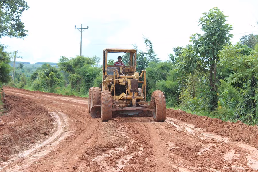 Đội Công trình Đô thị đang gạt bùn. Ảnh: Nguyễn Diệp