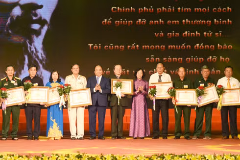  Thủ tướng trao Bằng khen cho người có công tiêu biểu tại Hội nghị