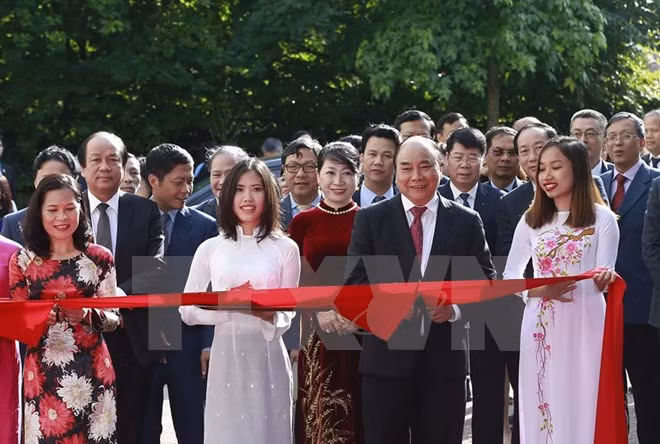Thủ tướng Nguyễn Xuân Phúc cắt băng khánh thành Đại sứ quán Việt Nam tại Vương quốc Hà Lan.