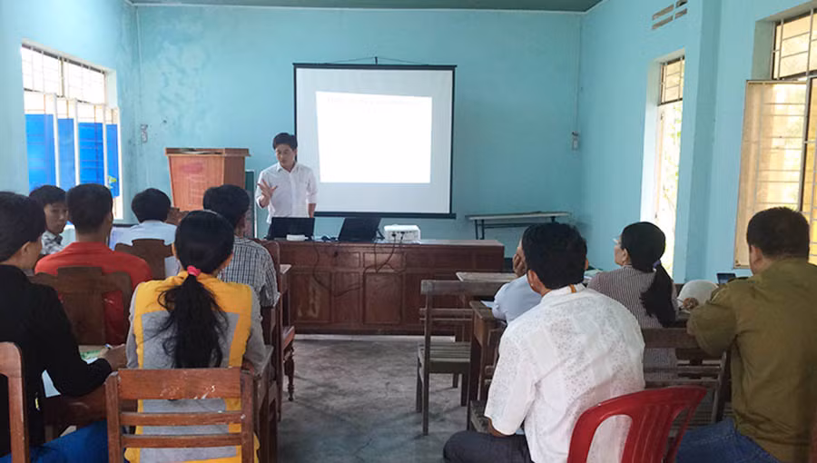  Cán bộ kỹ thuật hướng dẫn bà con cách trồng, chăm sóc cây điều. Ảnh: Như Loan