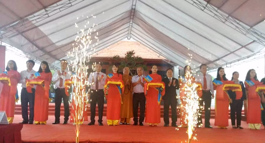  Lãnh đạo tỉnh Kon Tum và nhà tài trợ cắt băng khánh thành ngôi Đền. Ảnh: Hoài Trần