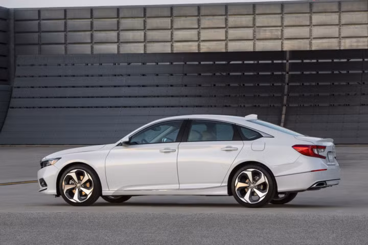 Nhìn từ bên hông Honda Accord giống như một chiếc xe thể thao với đường dốc mái ấn tượng và phần cửa sau được thiết kế độc đáo.