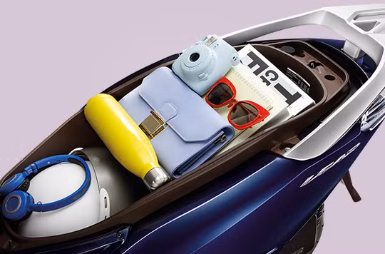 Phía dưới yên xe là hộc đựng đồ Ubox với dung tích 37 lít cho phép chứa được 2 mũ bảo hiểm cả đầu cỡ lớn cùng nhiều vật dụng cá nhân khác..