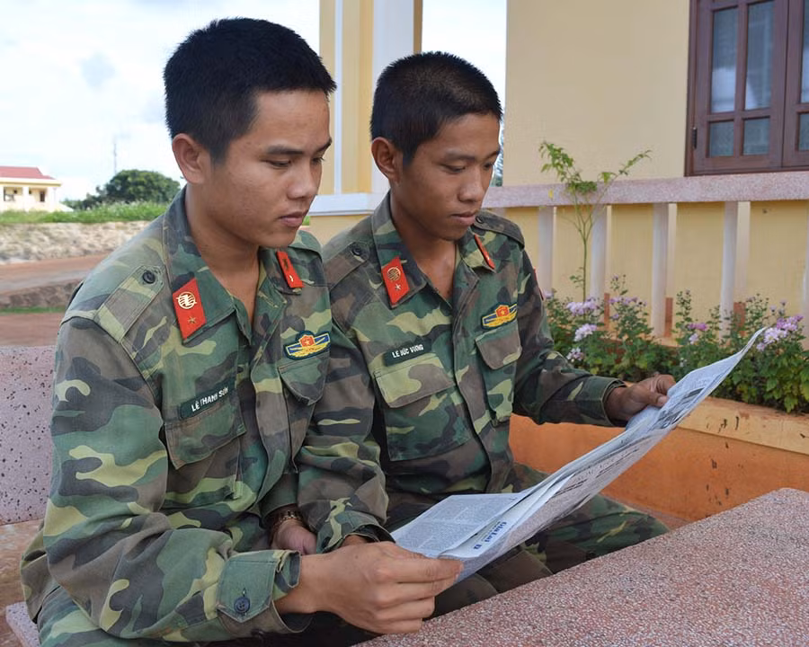  Lê Đức Vương và Lê Thanh Sơn cùng nhau đọc báo. Ảnh: A.H