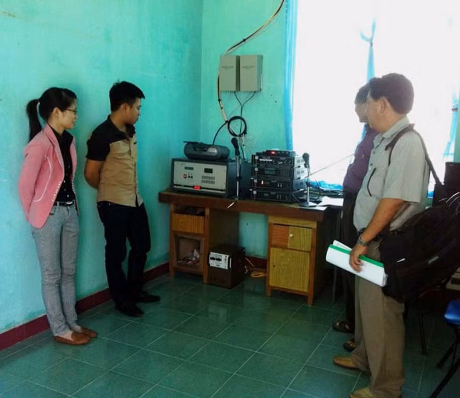  Cán bộ Đài Truyền thanh-Truyền hình huyện hướng dẫn kỹ thuật sử dụng các trang-thiết bị cho cán bộ đài truyền thanh xã. Ảnh: H.T