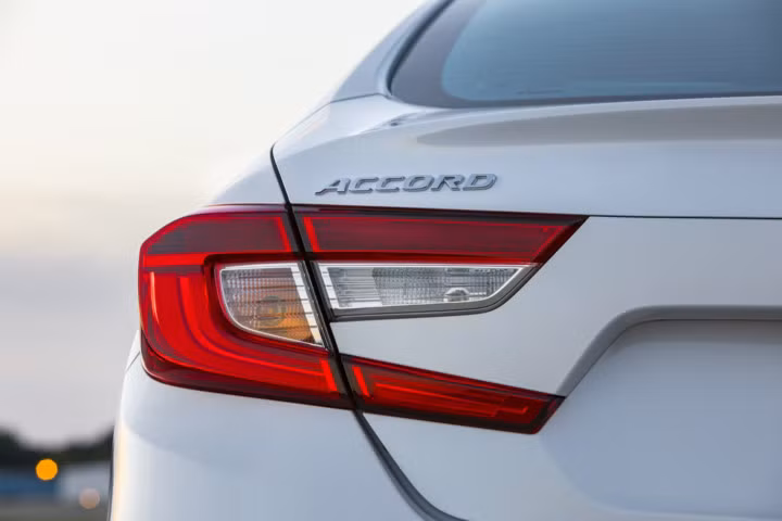 Cụm đèn hậu khiến nhiều người liên tưởng tới chiếc Honda Civic.