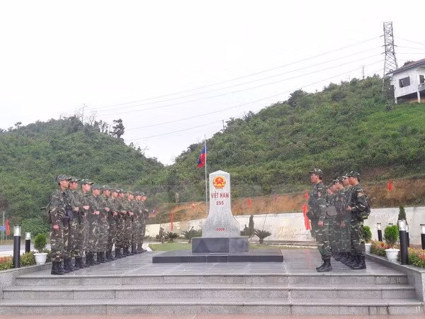 Biên phòng cửa khẩu Lóng Sập (Bộ đội Biên phòng tỉnh Sơn La, Việt Nam) và lực lượng thuộc Đại đội Biên phòng 214 (Bộ Chỉ huy Quân sự tỉnh Hua Phan, Lào) làm thủ tục trước khi tuần tra chung Biên phòng cửa khẩu Lóng Sập (Bộ đội Biên phòng tỉnh Sơn La, Việt Nam) và lực lượng thuộc Đại đội Biên phòng 214 (Bộ Chỉ huy Quân sự tỉnh Hua Phan, Lào) làm thủ tục trước khi tuần tra chung