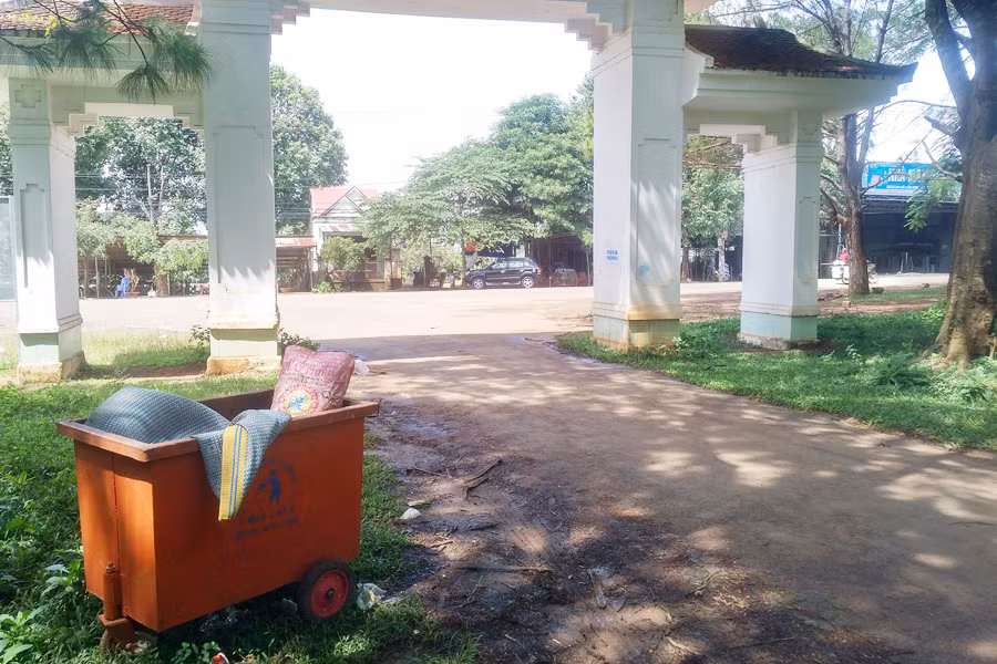Xe rác ngập chất thải nằm ngay phía cổng vào
