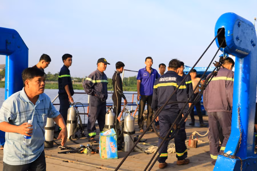 Lực lượng cứu hộ đưa người nhái đến hiện trường. Lực lượng cứu hộ đưa người nhái đến hiện trường.