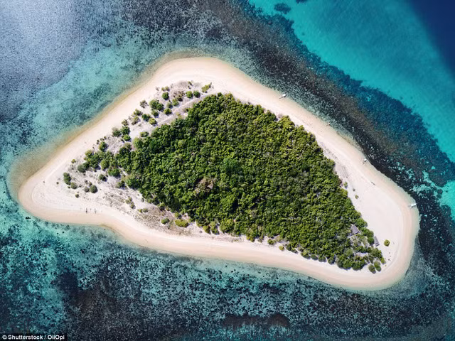 Nhờ vị trí biệt lập nằm gần về phía bắc Malaysia, nhiều du khách đã gọi Palawan bằng cái tên thân mật là 