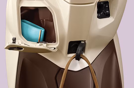 Lead mới được trang bị móc treo và hốc để đồ tiện lợi phía trước. Đặc biệt xe còn được trang bị hệ thống khóa thông minh Honda Smart Key hiện đại giúp tăng khả năng chống trộm.