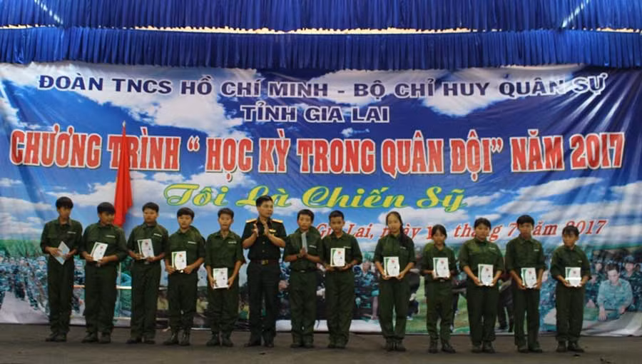 Trao giấy chứng nhận hoàn thành chương trình Học kỳ trong quân đội cho 73 học viên. Ảnh: Phan Lài