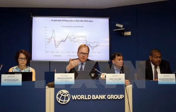  Ông Sebastian Eckardt, Chuyên gia kinh tế trưởng, Quyền Giám đốc WB tại Việt Nam trình bày báo cáo tại lễ công bố. (Ảnh: Trần Việt/TTXVN)