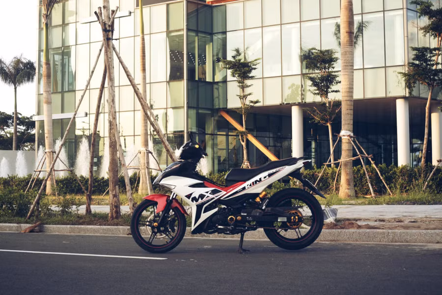 Yamaha Exciter 150 là mẫu xe côn tay cỡ nhỏ phổ biến nhất tại Việt Nam. Tuy nhiên sự xuất hiện với tần suất dày đặc trên đường phố khiến dòng xe này trở nên nhàm chán trong mắt người chơi xe. Nhằm đem lại sự khác biệt cho chiếc xe của mình, chủ xe đã độ lại một số món đồ chơi với tổng số tiền chưa tới 20 triệu đồng. Yamaha Exciter 150 là mẫu xe côn tay cỡ nhỏ phổ biến nhất tại Việt Nam. Tuy nhiên sự xuất hiện với tần suất dày đặc trên đường phố khiến dòng xe này trở nên nhàm chán trong mắt người chơi xe. Nhằm đem lại sự khác biệt cho chiếc xe của mình, chủ xe đã độ lại một số món đồ chơi với tổng số tiền chưa tới 20 triệu đồng.