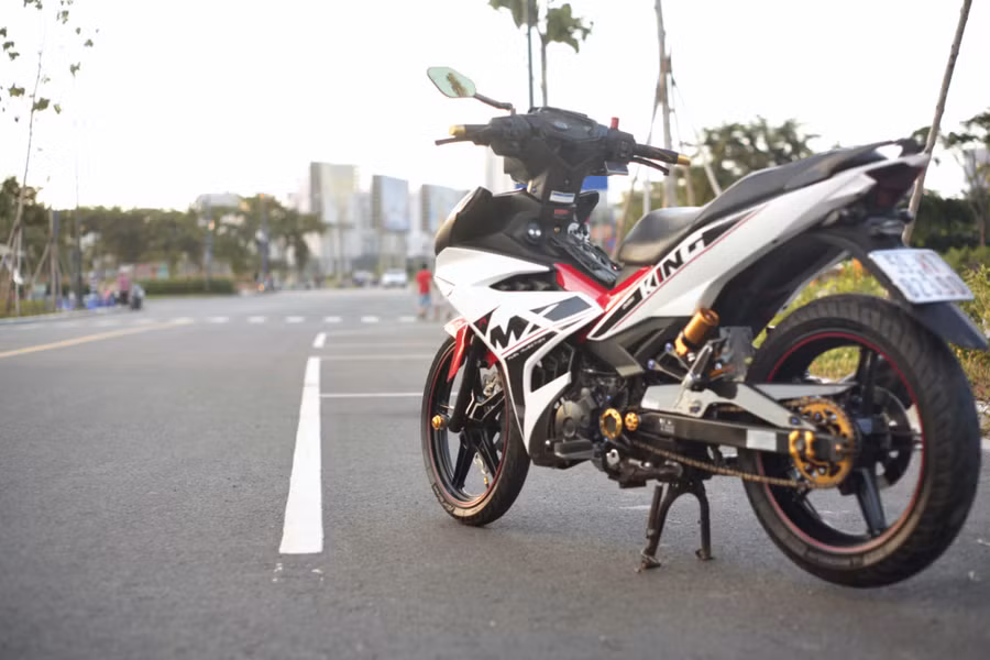 Xe được dọn lại dàn chân, thay giảm sốc Ohlins, gương độ và một vài phụ kiện khác. Kết cấu và dàn áo xe được giữ nguyên bản. Xe được dọn lại dàn chân, thay giảm sốc Ohlins, gương độ và một vài phụ kiện khác. Kết cấu và dàn áo xe được giữ nguyên bản.
