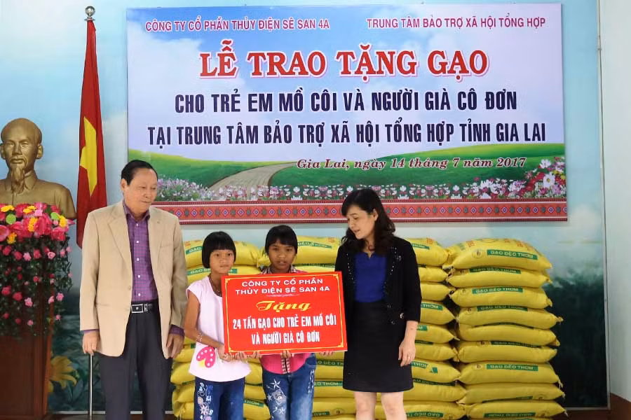 Tặng 24 tấn gạo cho trẻ em mồ côi và người già cô đơn. Ảnh: Đinh Yến