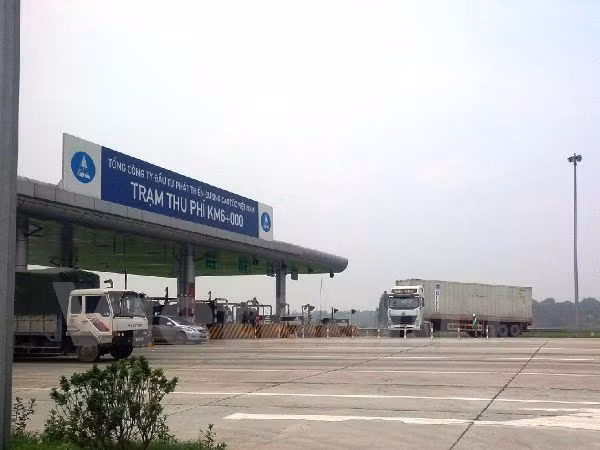 Phương tiện chở hàng quá tải trọng bị từ chối phục vụ trên đường cao tốc Nội Bài-Lào Cai nên phải quay đầu xe.