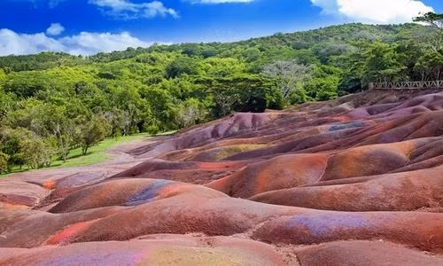 Vùng đất 7 màu nằm ở ngôi làng Chamarel, phía tây nam đảo quốc Mauritius, là khu vực gồm những đụn cát nhiều màu sắc như đỏ, tím, tím thẫm, xanh dương, xanh lá cây, vàng và nâu, theo Mother Nature Network. Màu sắc của các đụn cát được tạo ra thông qua việc chuyển đổi dần dung nham bazan thành khoáng vật sét. Ảnh: iStock.