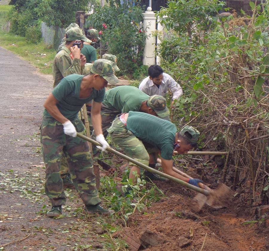  Tham gia giúp nhân dân xã Chư Jôr (huyện Chư Pah) phát quang bụi rậm, dọn dẹp đường làng. Ảnh: A.H