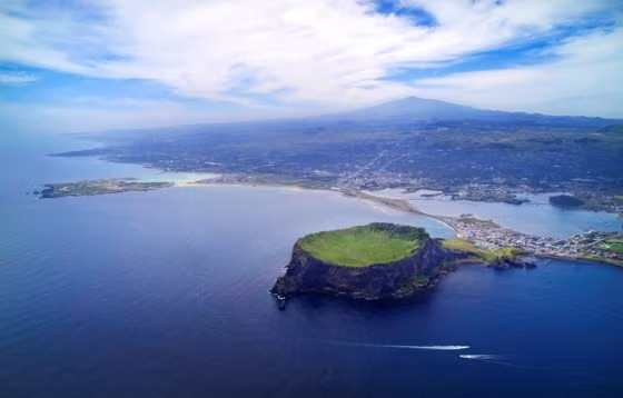 Núi Seongsan Ilchulbong - điểm du lịch nổi tiếng ở đảo Jeju Hàn Quốc. Ảnh: KTO Núi Seongsan Ilchulbong - điểm du lịch nổi tiếng ở đảo Jeju Hàn Quốc. Ảnh: KTO