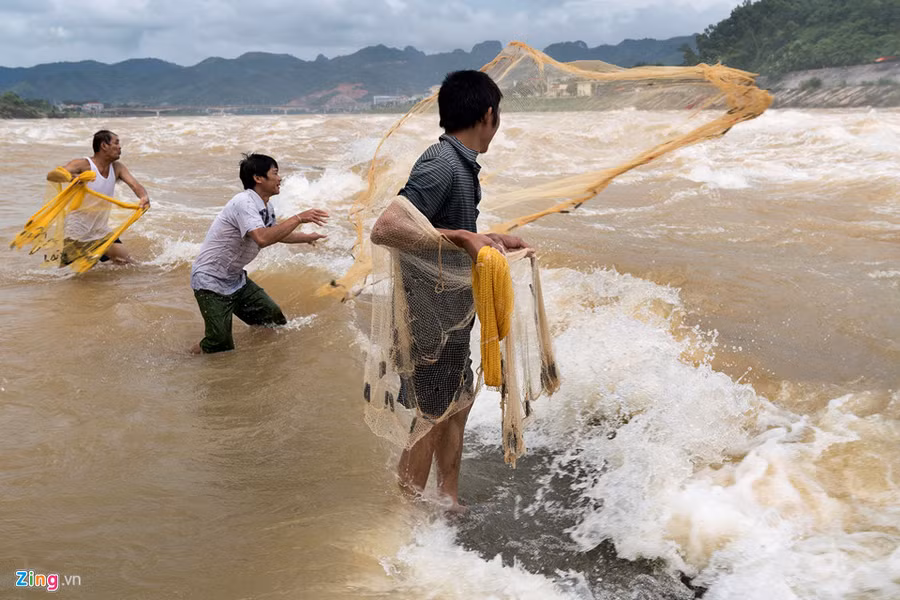  Thanh niên, trung niên gần đó thậm chí còn mang lưới ra đánh cá ở khu vực mép sông Đà, cách khu vực cửa xả lũ chỉ hơn 100 m.