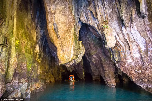 Palawan bao gồm 1.800 hòn đảo nhỏ xung quanh