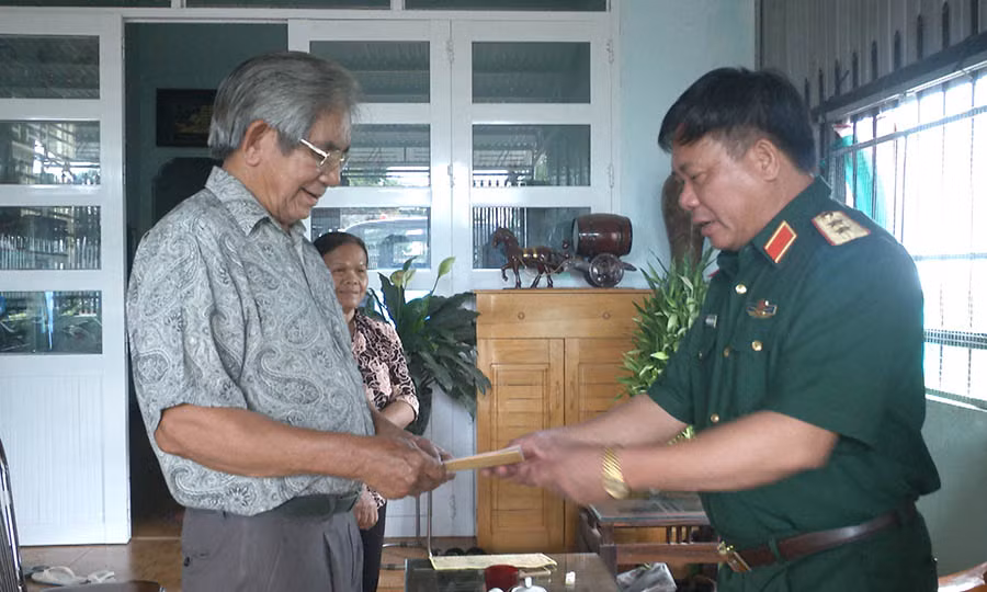 Trung tướng Nguyễn Long Cáng-Tư lệnh Quân khu tặng quà các đồng chí nguyên là thủ trưởng Bộ Tư lệnh Quân khu hiện đang sinh sống trên địa bàn tỉnh Gia Lai. Ảnh: Phan Dũng