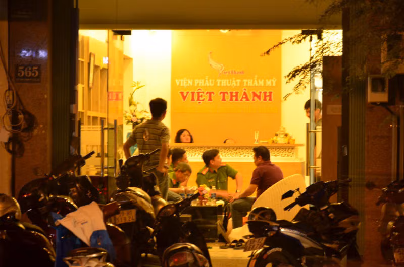 Công an lấy lời khai của những người liên quan tại thẩm mỹ viện Việt Thành trong đêm 19-7