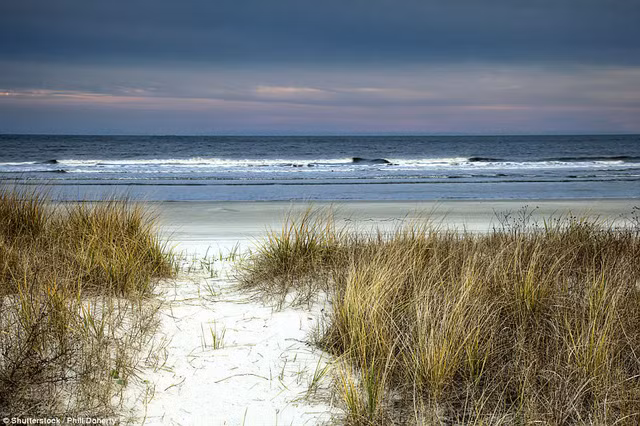 Đảo Hilton Head ở phía Bắc Carolina dành vị trí thứ hai với bờ biển đầy cát trắng và nước xanh biếc