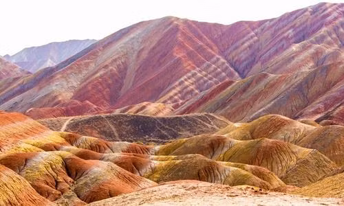 Công viên địa chất vùng Zhangye Danxia thuộc tỉnh Cam Túc, Trung Quốc, là nơi có nhiều dãy núi đá với màu sắc đẹp như cầu vồng. Những màu sắc này là kết quả kiến tạo địa chất của các lớp đá sa thạch và rất nhiều khoáng chất hòa trộn vào nhau từ hàng triệu năm trước. Ảnh: iStock.