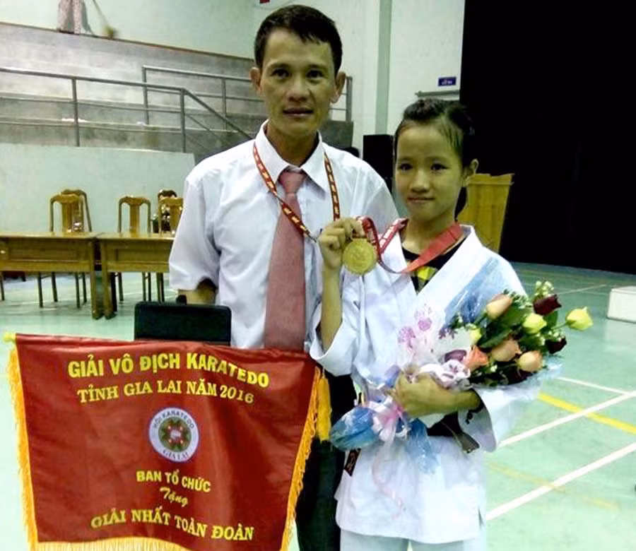 Huấn luyện viên Võ Ngọc Lương (trái) và học trò. Ảnh: M.V Huấn luyện viên Võ Ngọc Lương (trái) và học trò. Ảnh: M.V