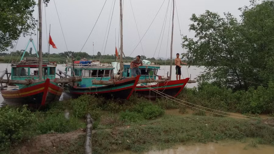 Tàu thuyền các huyện ven biển tỉnh Thanh Hóa đã chủ động tìm nơi neo đậu an toàn