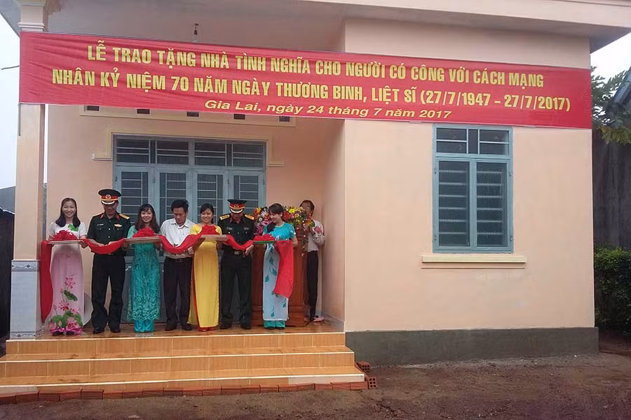 Cắt băng khánh thành Nhà tình ghĩa cho bà Kpuih Eng. Ảnh: Lê Anh Cắt băng khánh thành Nhà tình ghĩa cho bà Puih Eng. Ảnh: Lê Anh