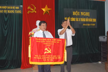 Công ty Cao su Mang Yang: Khẳng định vai trò lãnh đạo của cấp ủy trong cơ chế thị trường ảnh 1 Bí thư Đảng bộ Công ty (trái) đón nhận cờ thi đua “Tổ chức cơ sở Đảng đạt trong sạch vững mạnh tiêu biểu”.