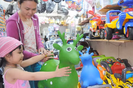 Đồ chơi trẻ em phải có dấu hợp chuẩn mới được lưu thông.