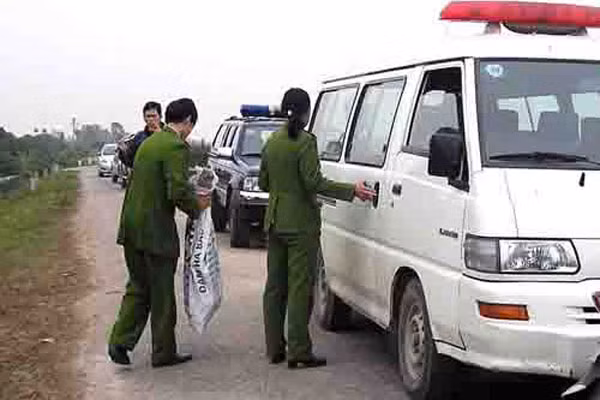 Các điều tra viên của cơ quan CSĐT thu thập chứng cứ từ hiện trường vụ phá nhà.