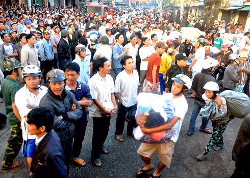 Nhiều tiểu thương có kiốt, gian hàng xung quanh chợ Quảng Ngãi hoảng loạn di dời hàng hóa vì sợ ngọn lửa lây lan thiêu rụi.
