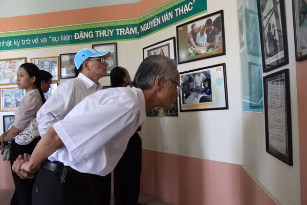 Khách du lịch thăm quan chủ yếu tự tìm hiểu thiếu hướng dẫn viên du lịch. Ảnh: Trường An