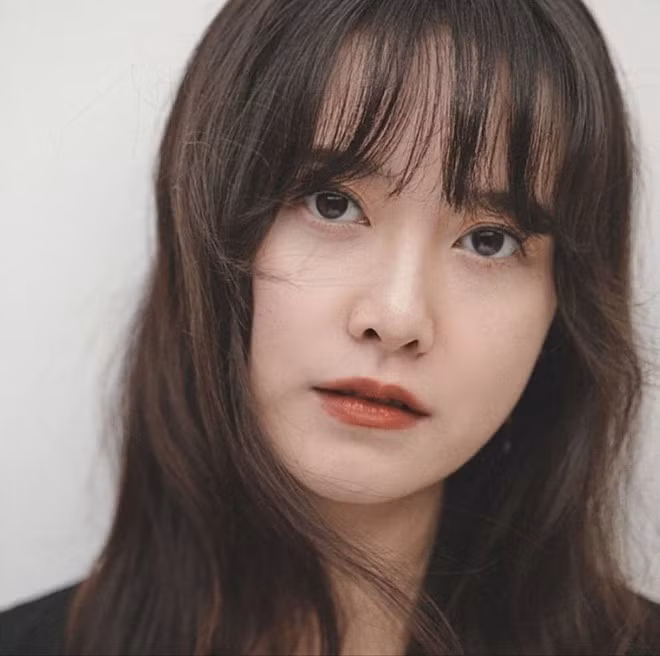Cũng trên tạp chí, nữ diễn viên đã chia sẻ về vụ ly hôn với mỹ nam phim Vì sao đưa anh tới. “Tôi mong nhận được sự ủng hộ từ mọi người. Có nhiều người nghĩ rằng ly hôn là không hạnh phúc nhưng tôi lại nghĩ khác. Nếu hôn nhân là một ảo tưởng tràn đầy hy vọng thì tôi tin rằng ly hôn là hiện thực. Khi bạn chạm đáy, bạn có thể sẽ tìm thấy một cách khác khiến bản thân hạnh phúc hơn. Tôi muốn phấn đấu để cuộc sống mình trở nên tốt đẹp hơn và hiện tại tôi có đủ can đảm để làm điều đó”, Goo Hye Sun nói thêm ẢNH: INSTAGRAM NV